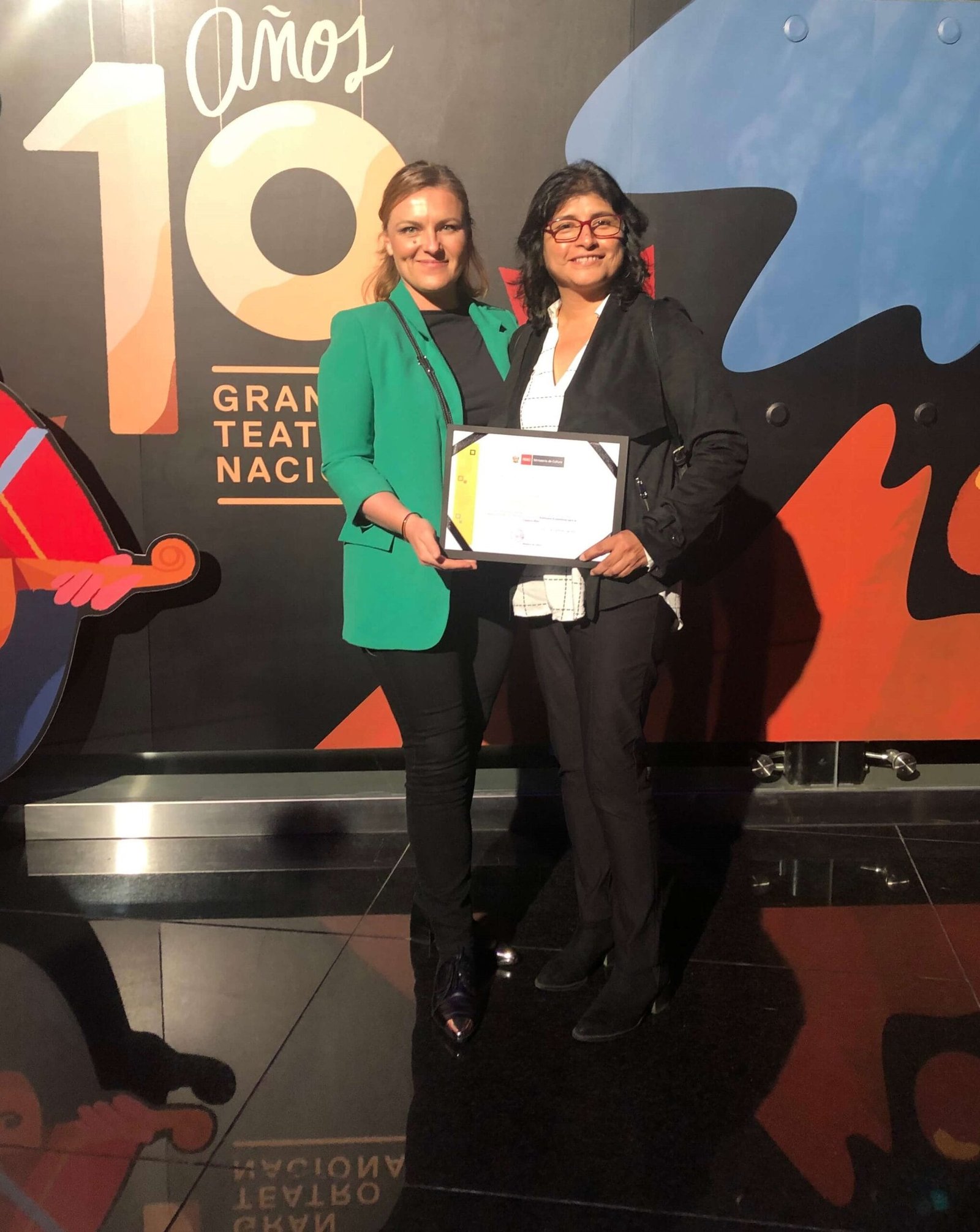 Claudia y Svetlana fundadoras de Editorial Bermudas, recibiendo el diploma de los EEC 2022 por el libro El pequeño Inca y la conquista del jardín del sur.